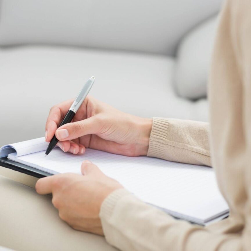 médecin qui écrit des notes